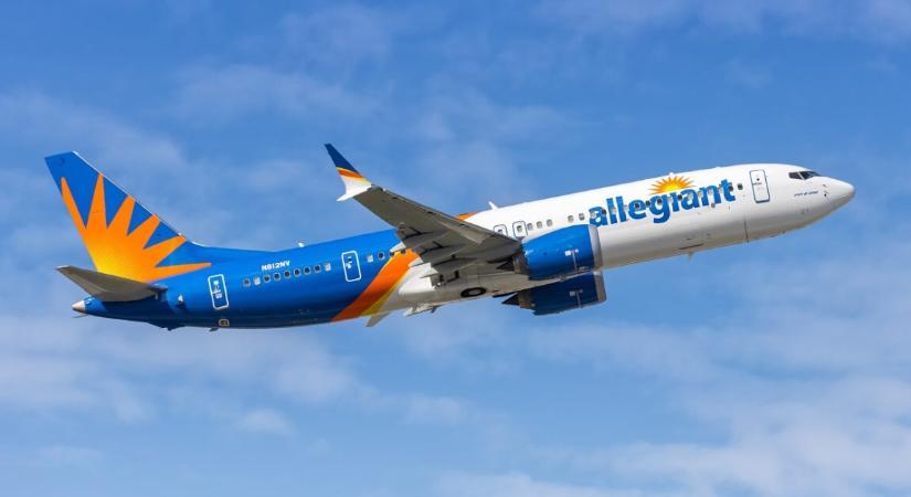 Kerekesszékből esett ki egy beteg utas a repülőgépen – 15 órával később meghalt