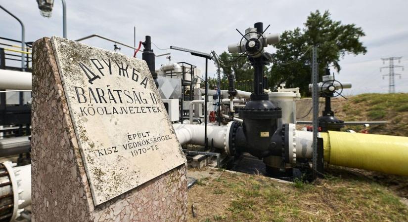 Fordulat: egyelőre mégis maradhat az orosz olaj!