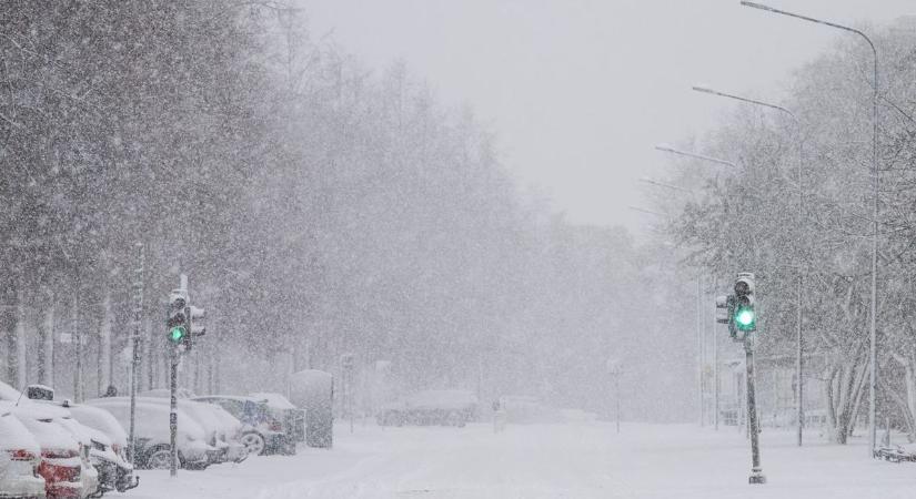 Vége a tavasznak: viharos szél és havazás jön