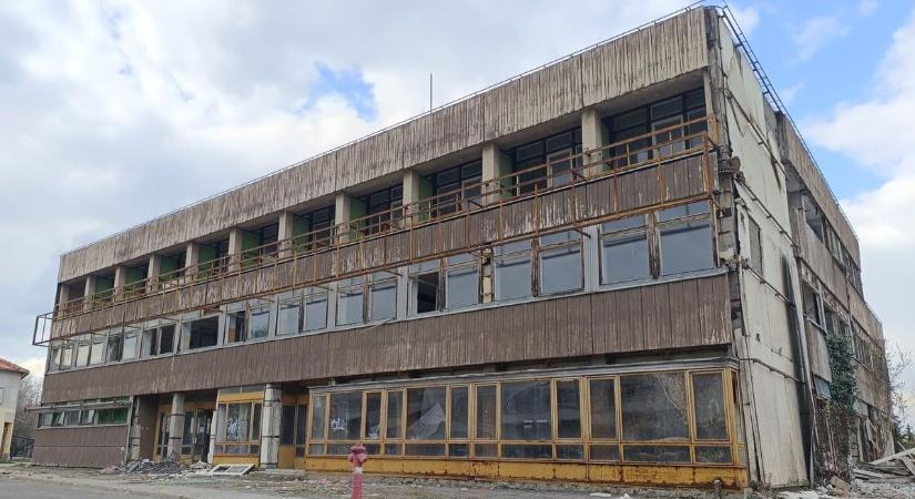 Huszonöt évig üresen állt, most valami történik az egykori szállónál