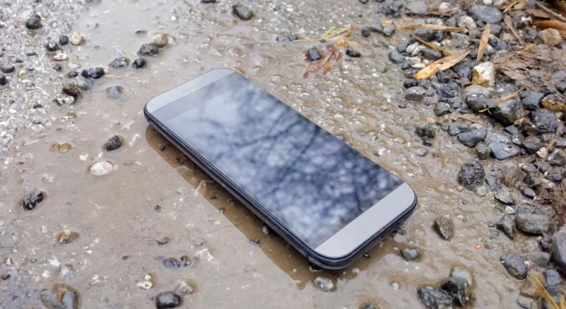 Talált egy 200 ezres telefont az utcán – amit ezután tett, azon még a rendőrök is meglepődtek