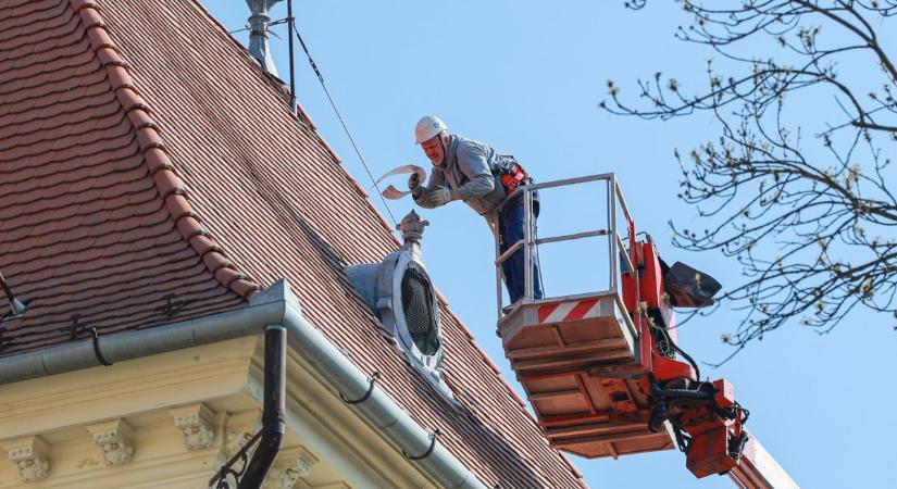 Emelőkosaras autóról dolgoztak a gimnáziumnál – ez az oka (szerda)
