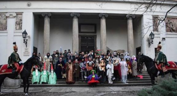 Korhű jelmezes mulatsággal robbantotta be a Strobl-évadot a Magyar Képzőművészeti Egyetem - 170 éve született az „epreskerti várúr”