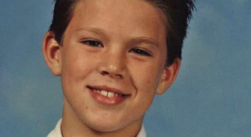 Felismered a képen látható kisfiút? Most 45 éves, világszerte ismert színész és hollywoodi szépfiú lett