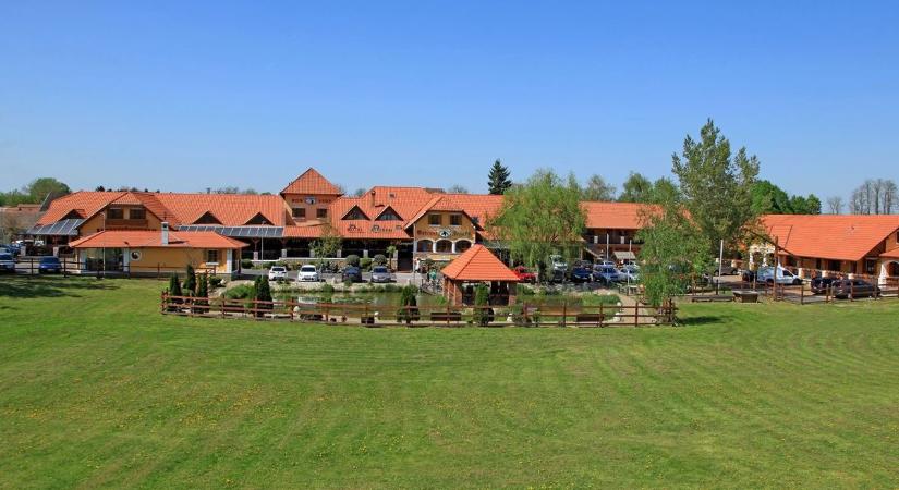 Népszerű sorozatsztár pihen Zalában – egy fogadóba is betért (fotóval)