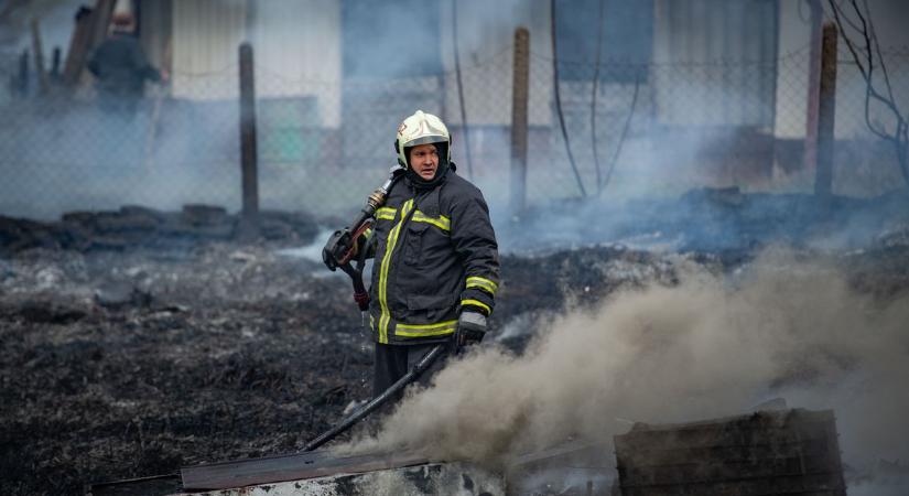Pusztító tűz Hajdú-Biharban: lakóházak is veszélybe kerültek! – fotókkal, videóval