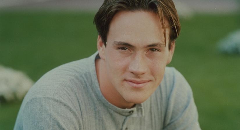 Ő volt a szépfiú az Amerikai Pitében – Ma 47 éves, és még mindig összetöri a szíveket