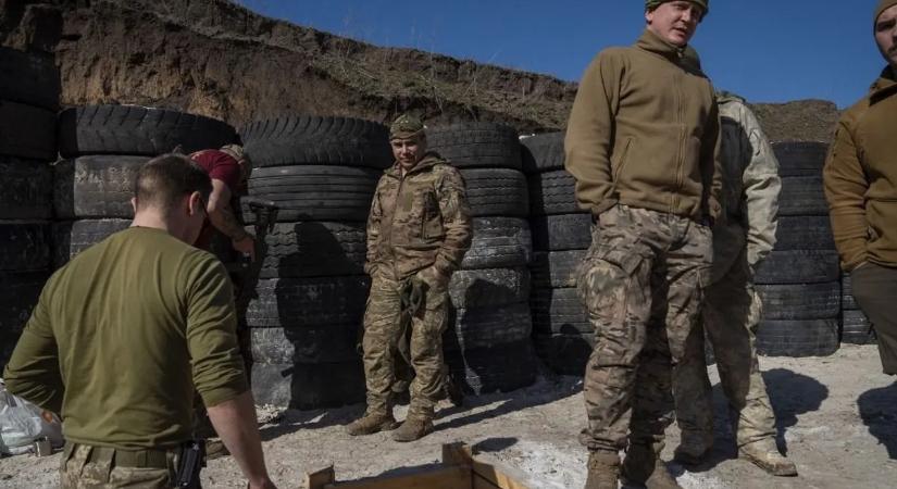 Nincs kivétel: Ukrajnában már lassan mindenkit besoroznak