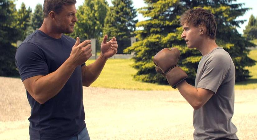 Új videó került elő Alan Ritchson bunyójáról, ami megmagyarázza, miért lett szétütve a kedves szomszéd