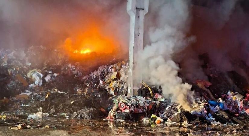 Hatalmas tűz ütött ki egy hulladéklerakónál: tíz tonna műanyag égett el (VIDEÓ)