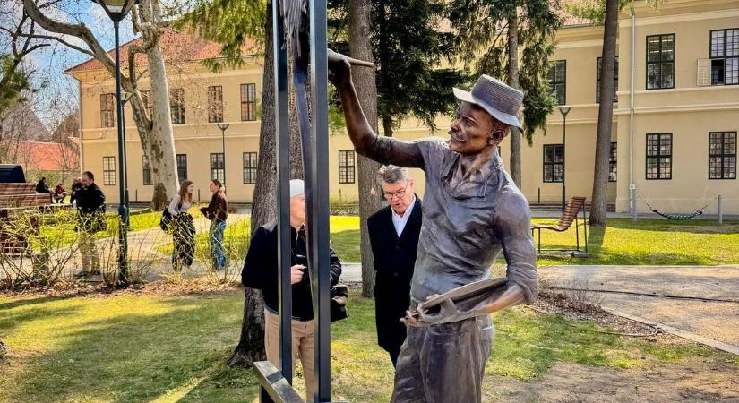 Íme Kaposvár új szobra! Vaszary János a róla elnevezett parkban kapott helyet