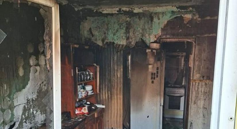 Döbbenetes fotók a házról: kormos csészék maradtak az újszászi házban a pusztító tűz után – galériával