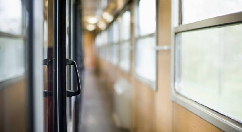 14 órát töltöttünk egy magyar hálókocsis vonat járatán: videón egy teljes éjszaka belülről