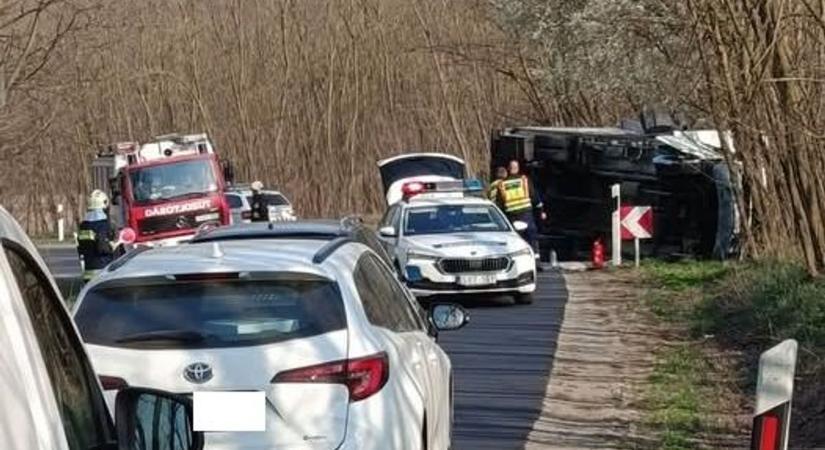 Baleset a szabolcsi szakaszon! Szétszóródott a rakomány az úton!