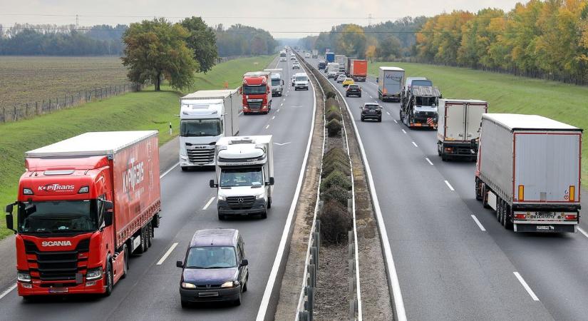 Sérült járművek a sztrádán, több baleset is bénítja az M1-es autópálya forgalmát