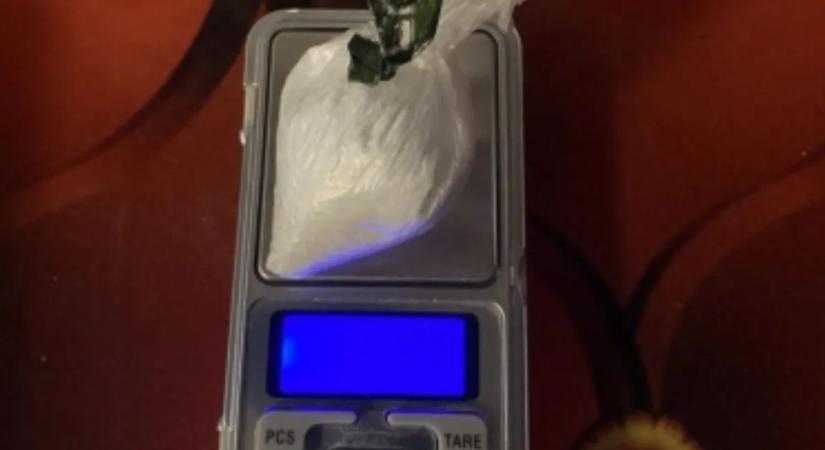 Lebukott a családi biznisz, ahol apa és fia kristállyal kereskedett