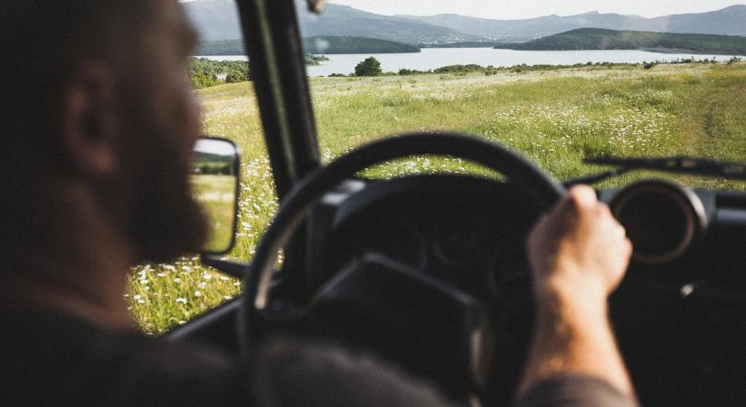 Üresben guruljunk vagy motorfékkel? Sokan rosszul csinálják