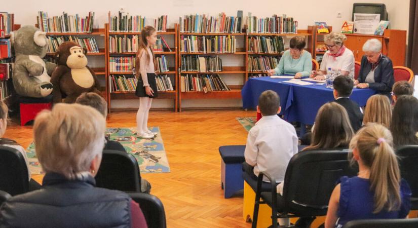 Versszó hirdette a tavaszt a könyvtárban