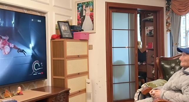 Én már az első akadálynál felcsapom a Google-t, egy 91 éves játékos meg egymaga végigjátszotta a Resident Evil Requiem-et