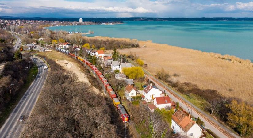 Megerősítik a balatoni vasút kritikus szakaszát – Régi probléma a löszös talaj mozgása