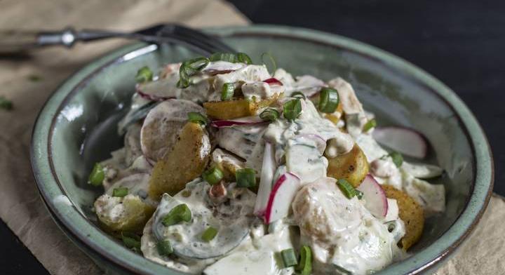 Frissítő joghurtos krumplisaláta retekkel és uborkával: könnyű húsvéti köret