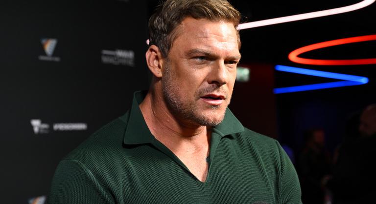 A Reacher sztárja a gyermekeivel motorozott, majd összeverte egy szomszédját