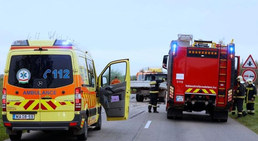 Áttért a szemközti sávba, a vétlen sofőrnek esélye sem volt túlélni – fotók, videó