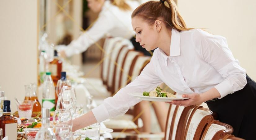 A pincérnő elsápadt, amikor meglátta, milyen üzenetet hagyott neki a számlán a férfi vendég, aki sietősen távozott az étteremből