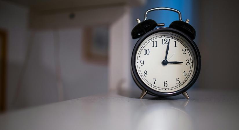 Miért is állítgatjuk az órát? És vajon meddig? Fontos tényekről adott tájékoztatást a debreceni csillagász