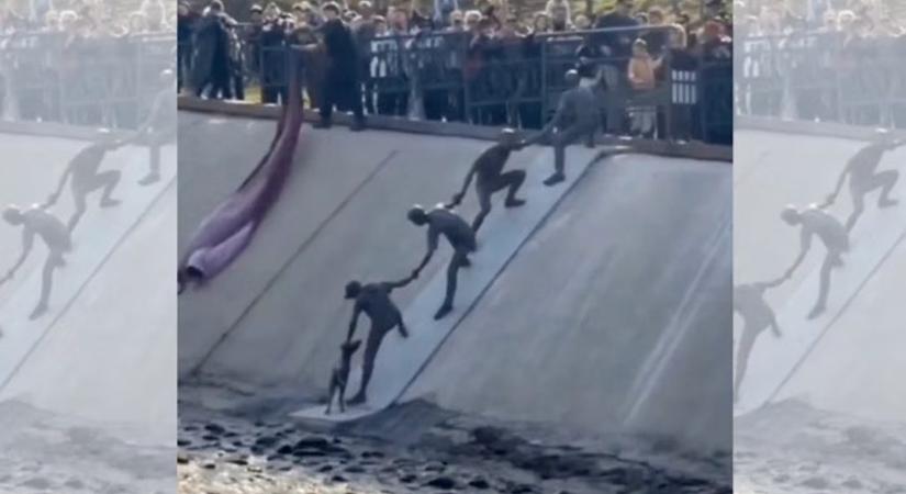 Szobrot kaptak a kazah fiatalok, akik tíz éve kimentettek egy kutyát a helyi víztározóból