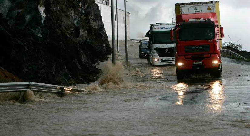 A víz fogságában rekedt turistákat mentenek Tenerifén
