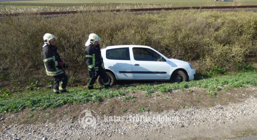 Lesodródott az útról egy autó Karcagnál