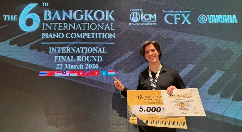 Dobogós lett Bangkokban az esztergomi zongorista