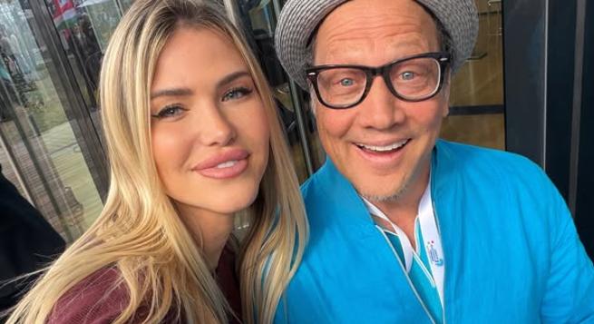 Az Orbán Viktor mellett kampányoló Rob Schneiderrel szelfizett Vasvári Vivien