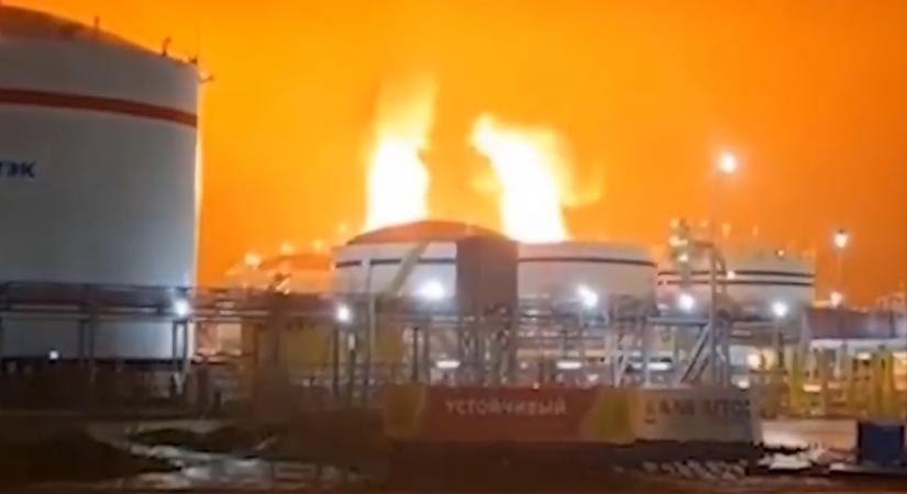 Ukrán dróntámadás után lángolt Oroszország második legnagyobb kikötője
