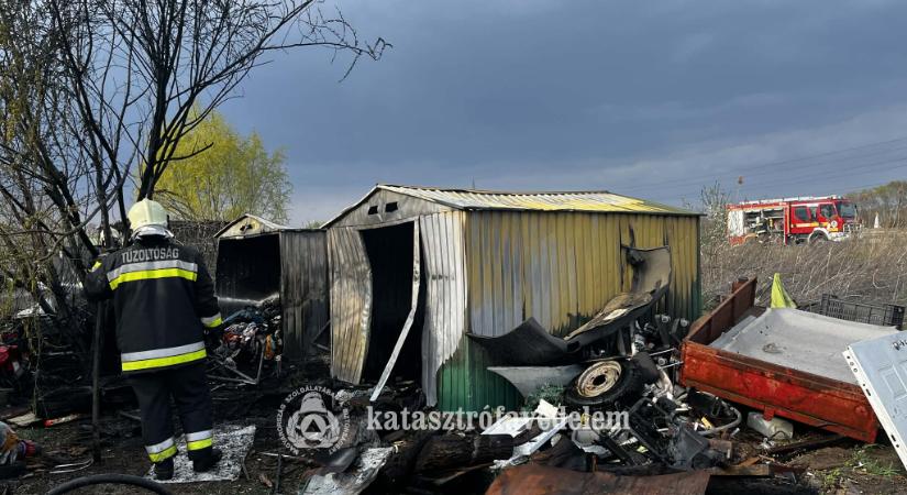 Hulladék égett egy szolnoki udvaron