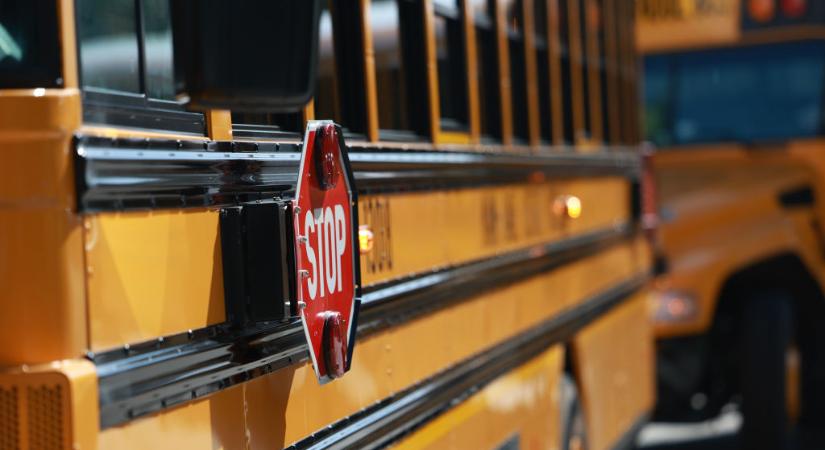 Ezért van három fekete sáv az amerikai iskolabuszokon