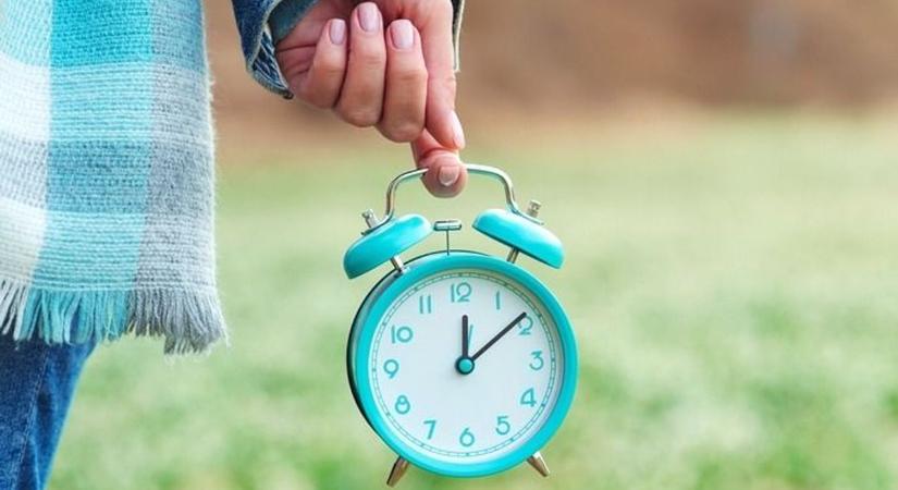 Óraátállítás lesz hétvégén, egy órát ugrik az idő, sokan nehezen viselik