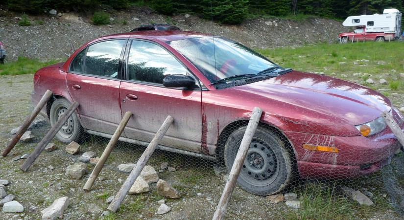 Csirkehálóval tekerik körbe autóikat a túrázók