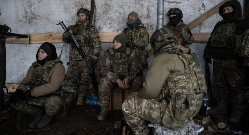 A háború csak pár órára Miskolctól, női rabok fognak fegyvert a fronton