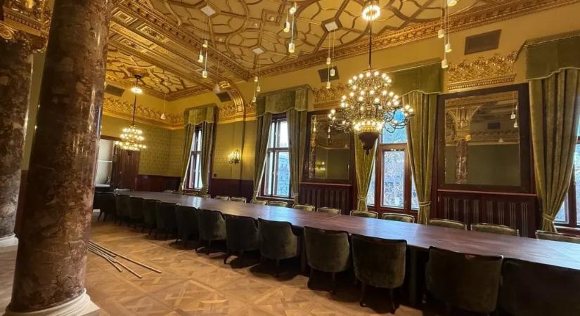 Hadházy Ákos újabb képeket posztolt a felújított MNB-székház luxusáról