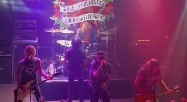 Együtt lépett színpadra Slash, Duff McKagan, Gilby Clarke és Steven Adler