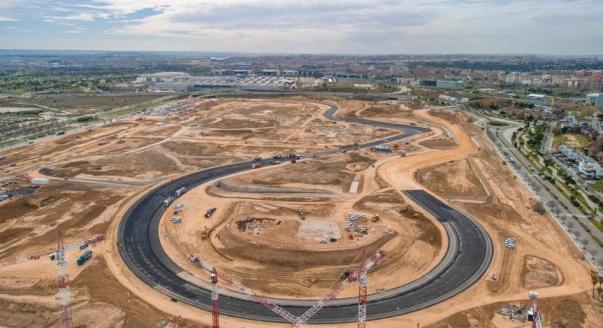 Mérföldkő: leaszfaltozták a madridi F1-es pálya döntött kanyarját