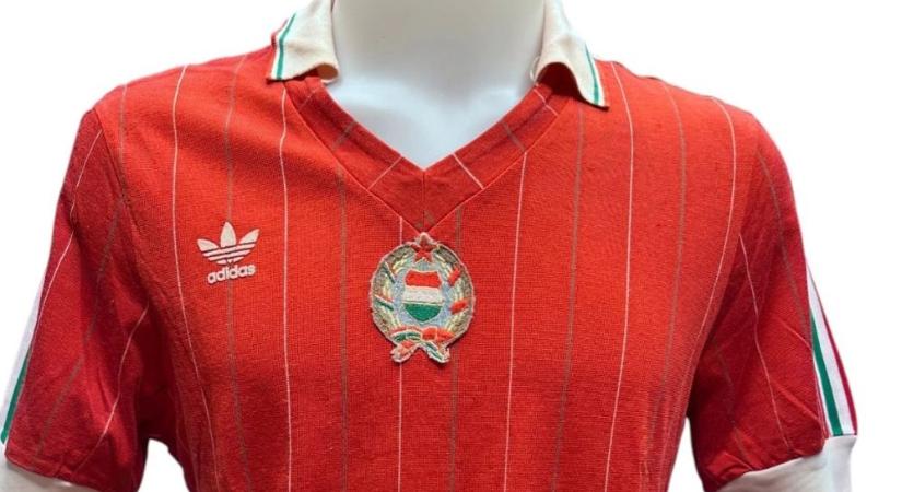 Milliókért eladó Sallai válogatott vb-meze - képek