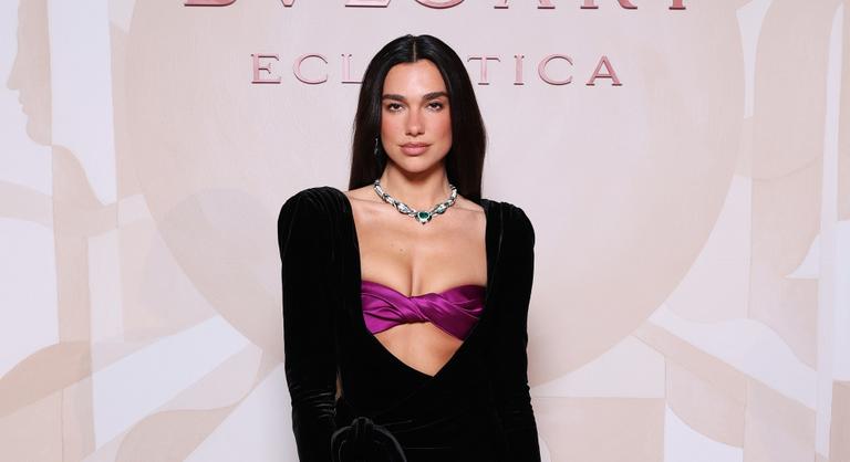 Dua Lipa merész dekoltázzsal állt a fotósok elé
