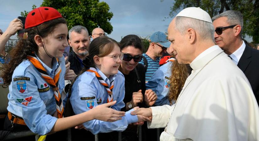 XIV. Leó: Ne hagyják a szülők, hogy a gyerekek barátként tekintsenek a chatbotokra!