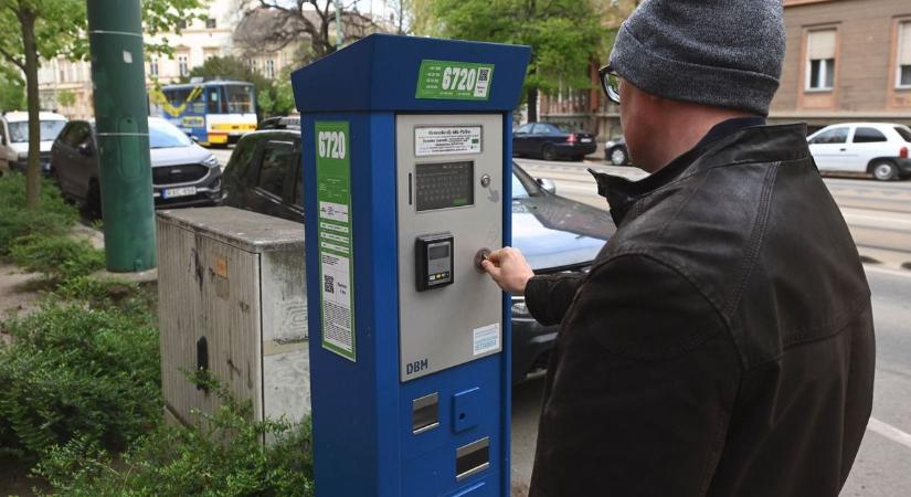 Állandóan zsúfolt az áruházi parkoló – mert mindenki ott áll meg a kocsijával