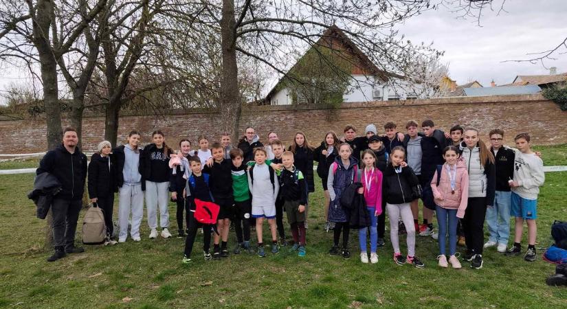 Dobogó, top helyezések és erős mezőny: taroltak a mórahalmi diákok a vármegyei mezei futóversenyen