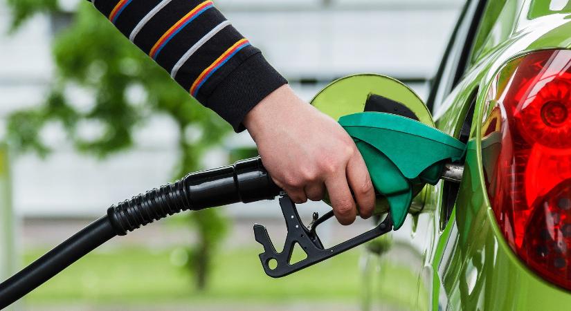 Megjött a döntés: így változna holnap a benzin ára