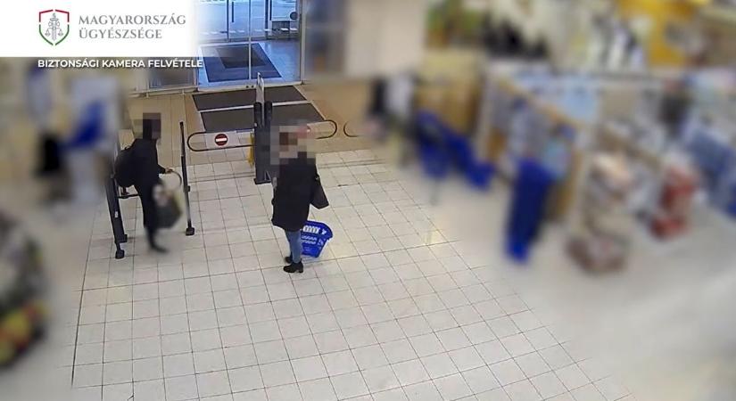 36 csokival és chipsszel próbált kisétálni a boltból, perceken belül elkapták Oroszlányban videó